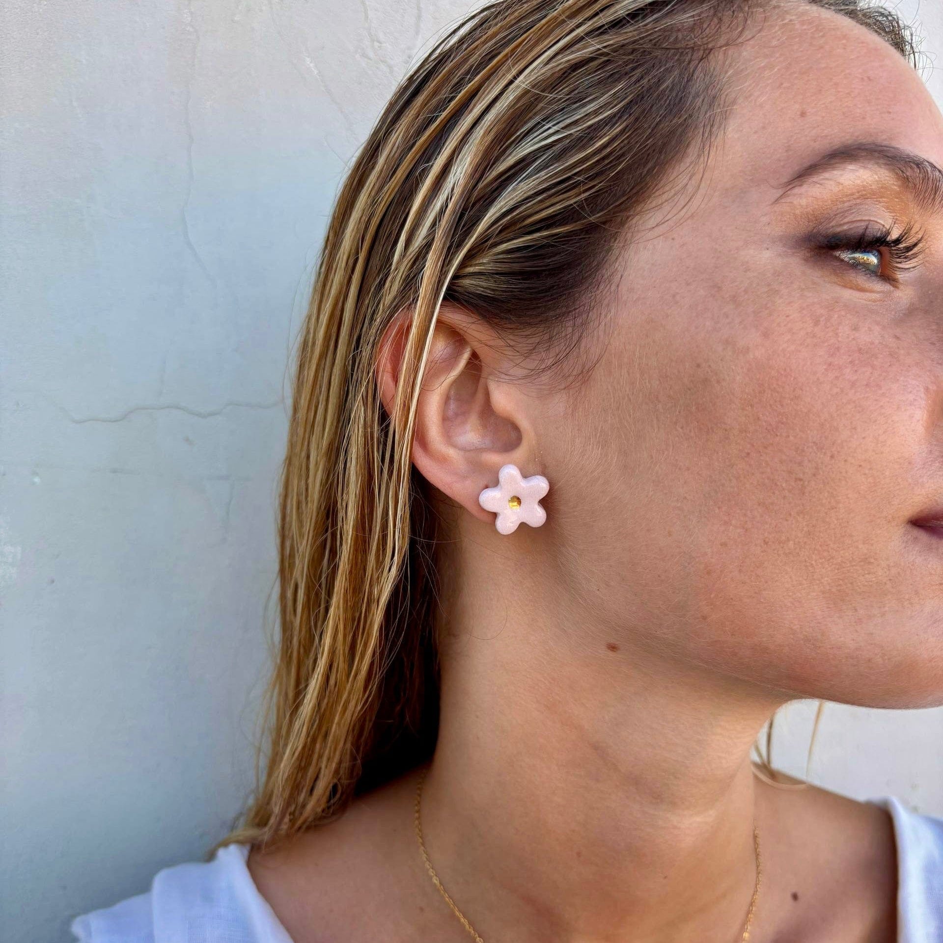 Margherita | Handcrafted pink floral ceramic stud earrings with golden detail - Image 2