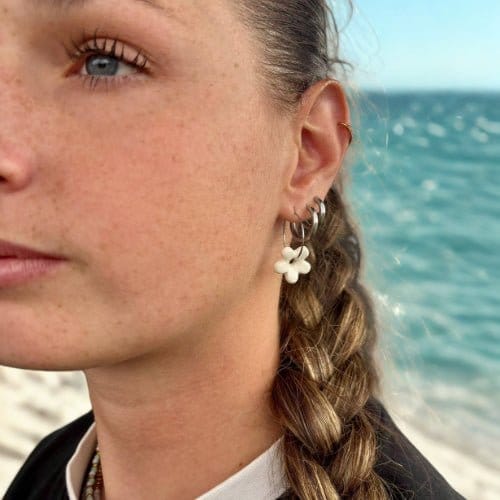 Mimì | Handcrafted white floral ceramic dangle earrings - Image 2