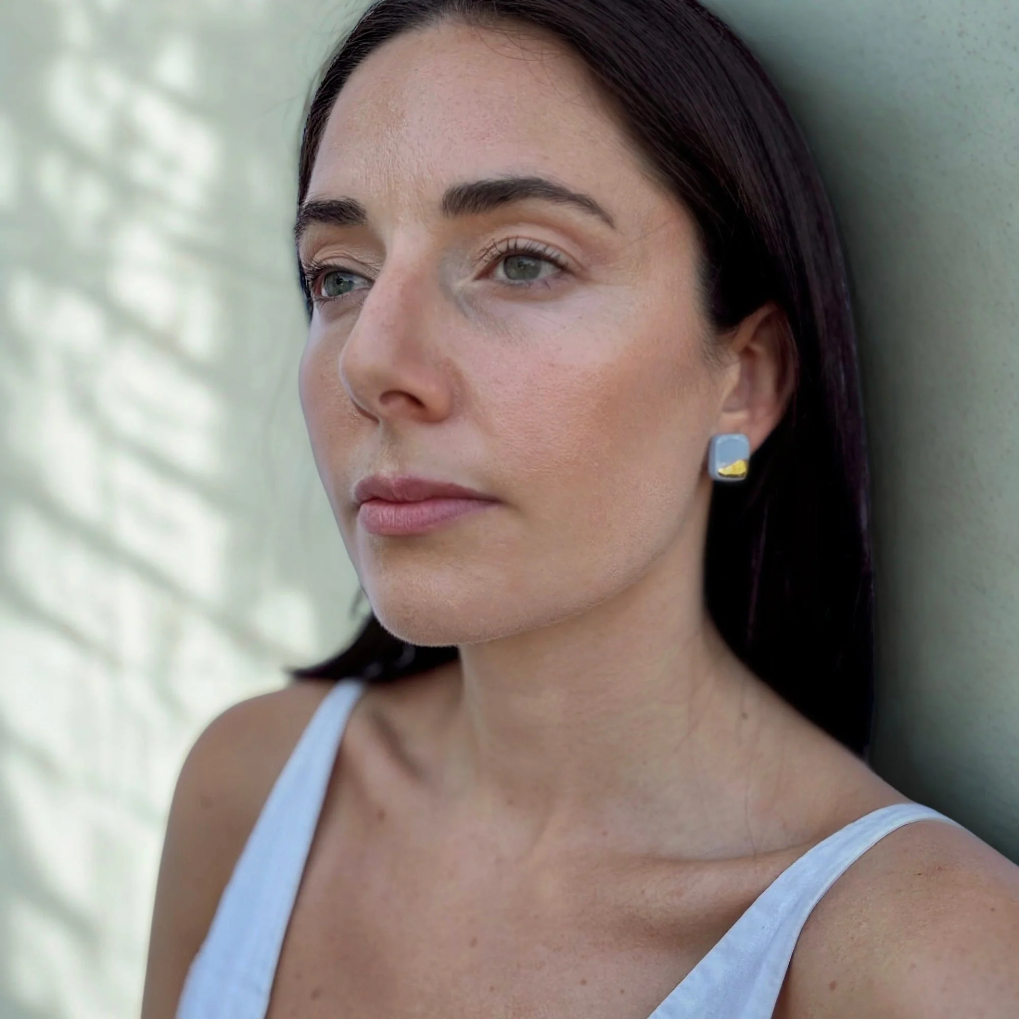 Nilo | Handcrafted light blue and gold ceramic earrings - Image 3
