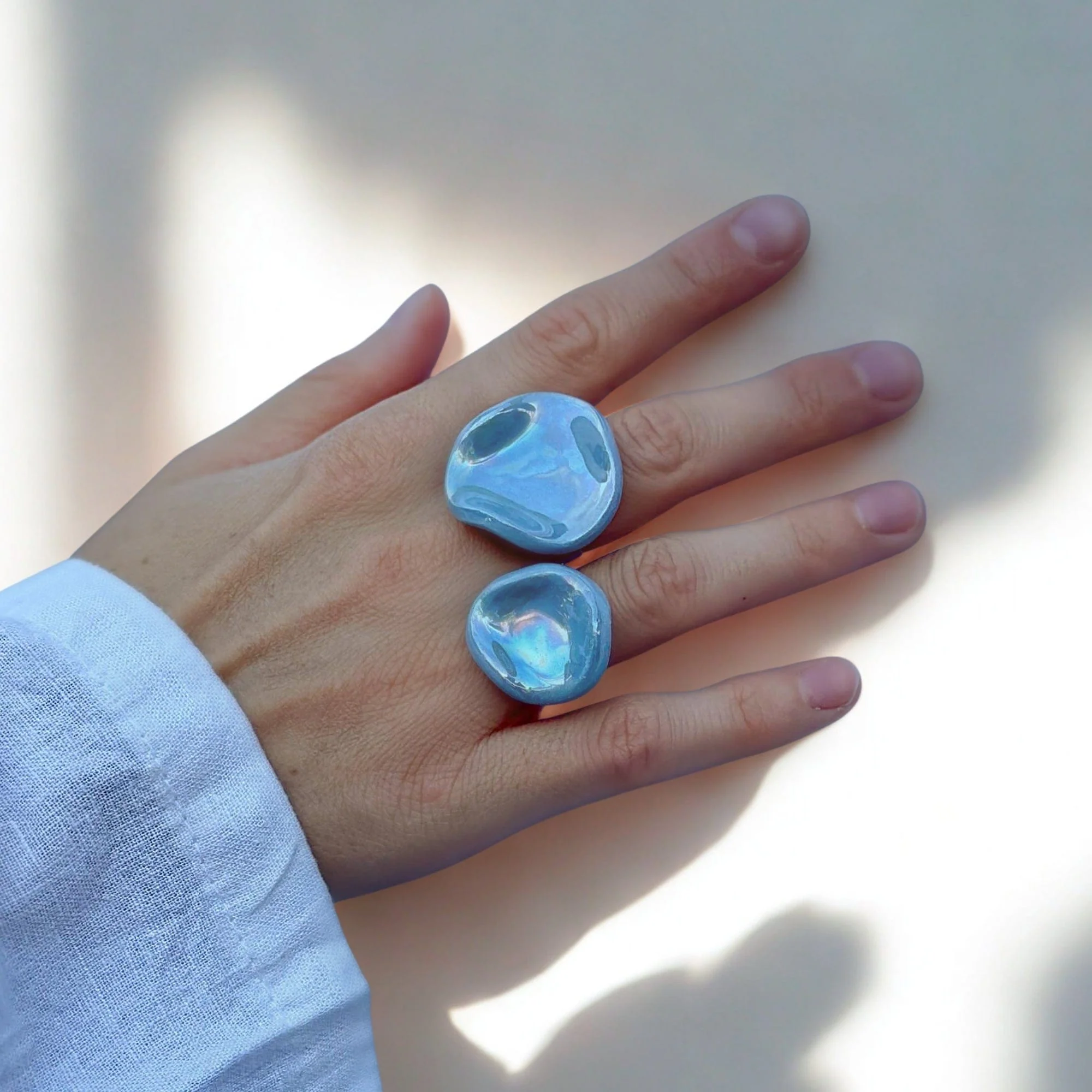 Perla | Handcrafted pearl light blue ceramic ring - Image 3