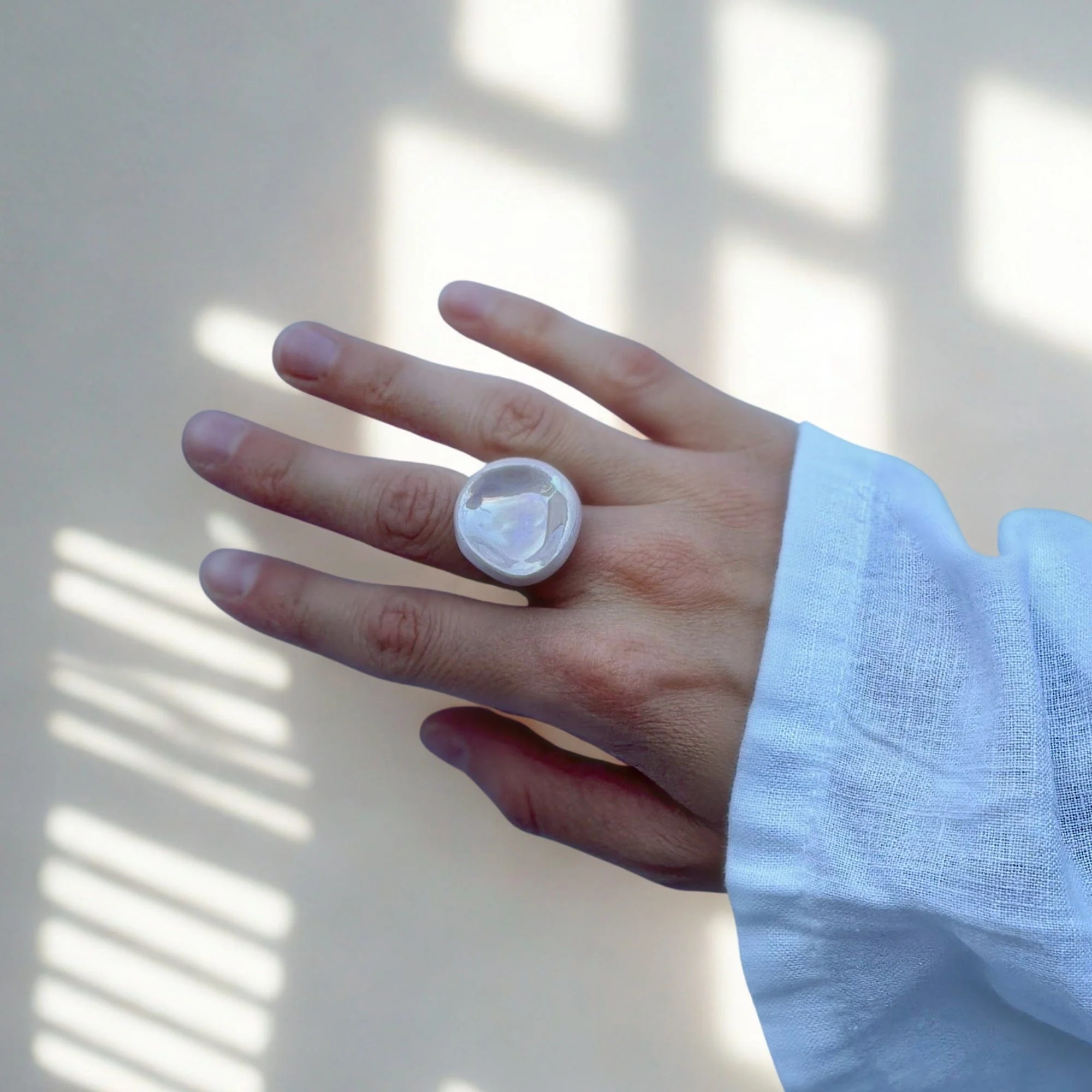 Perla | Handcrafted pearl-pink ceramic ring - Image 3