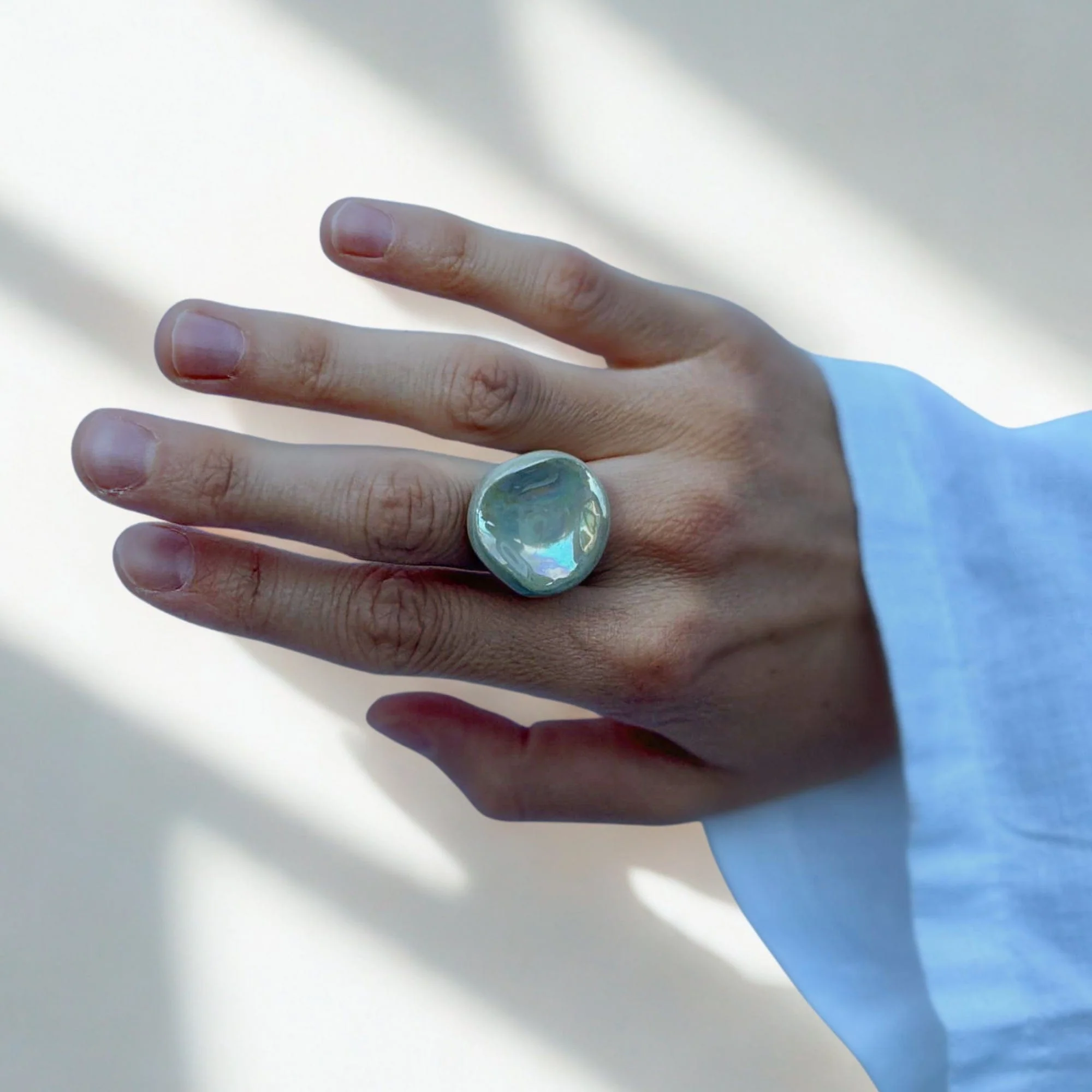 Perla | Handcrafted pearl-sage green ceramic ring - Image 3