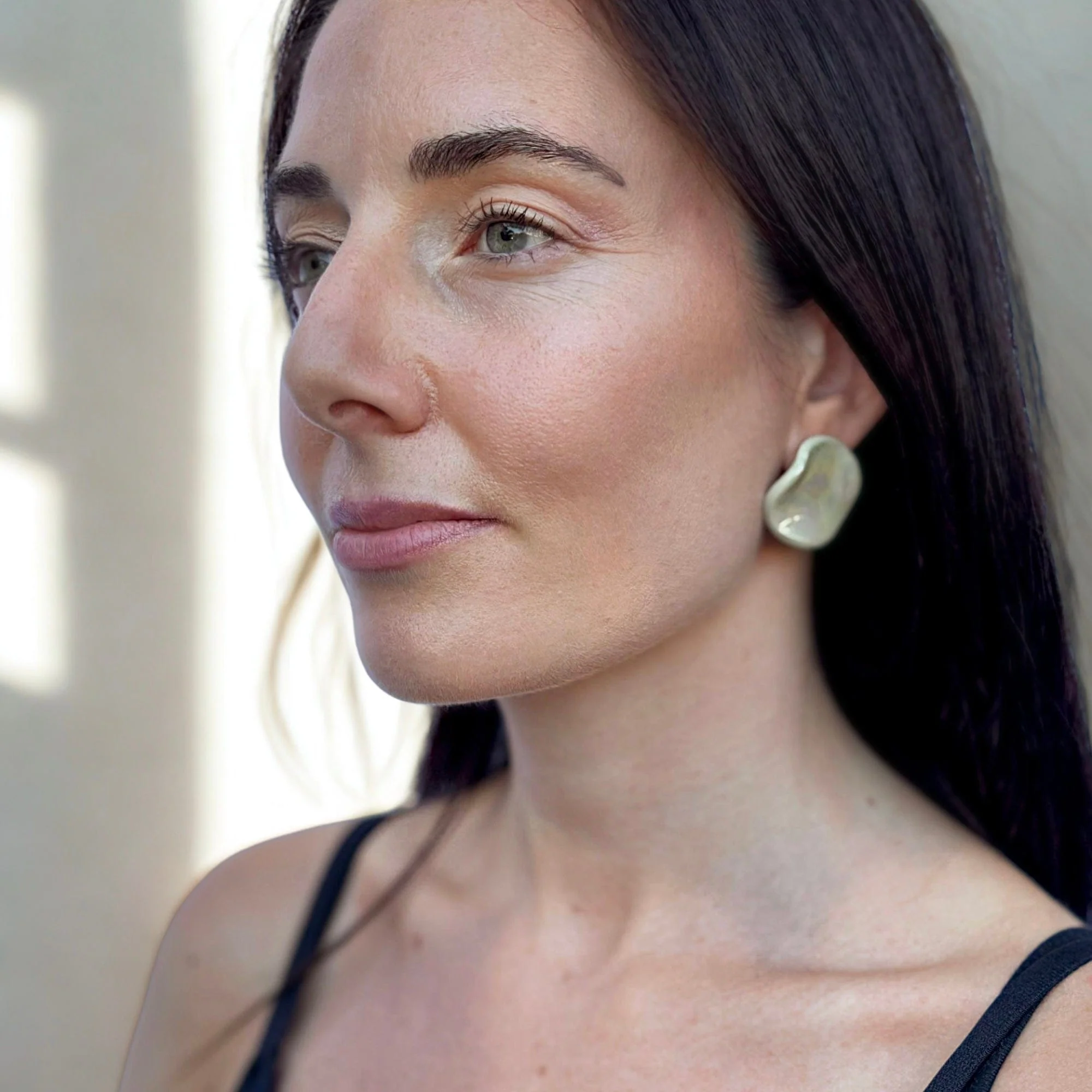 Perla | Handcrafted pearl sage-green ceramic stud earrings - Image 4