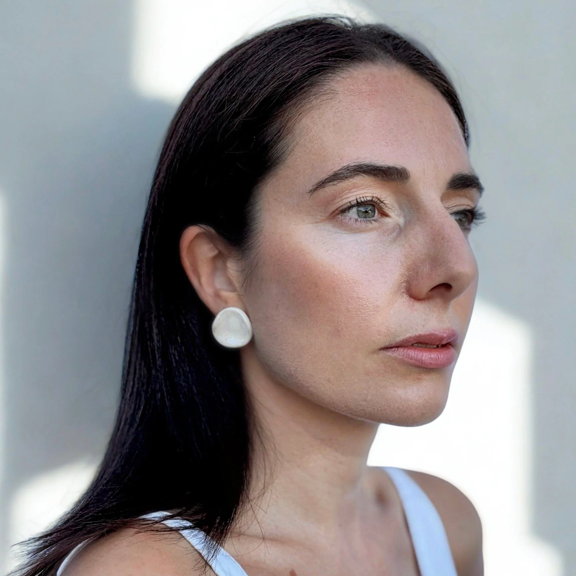 Perla | Handcrafted pearl-white ceramic stud earrings - Image 2