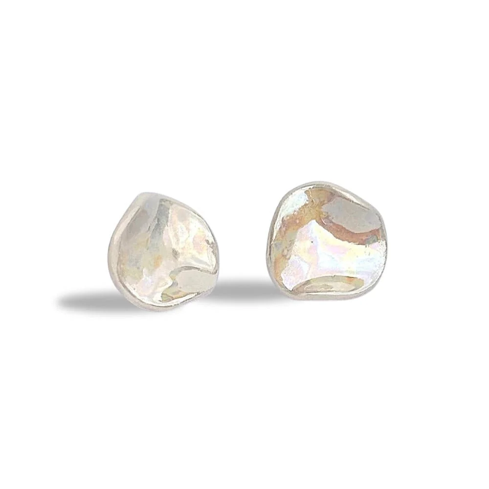 Perla | Handcrafted pearl-white ceramic stud earrings - Image 3